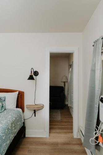 Ένα ή περισσότερα κρεβάτια σε δωμάτιο στο Blue Moon Motel
