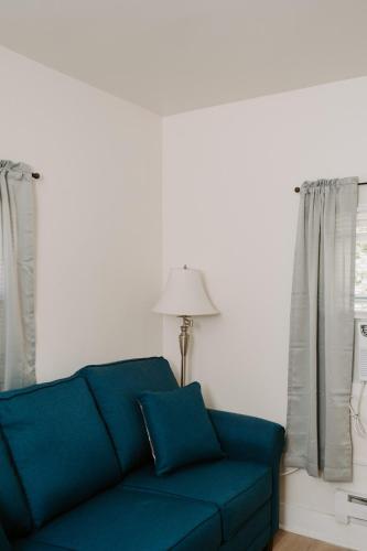 Χώρος καθιστικού στο Blue Moon Motel