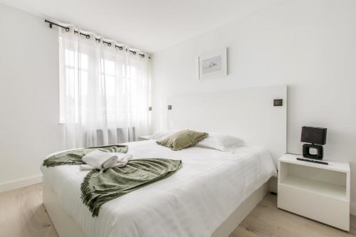- une chambre blanche avec un lit et une fenêtre dans l'établissement Appartement spacieux et moderne 4 chambres à 5mn à pieds République, à Lille