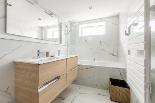 Bathroom sa Appartement spacieux et moderne 4 chambres à 5mn à pieds République