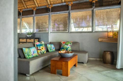 Ruang duduk di hippomoon lodge game reserve