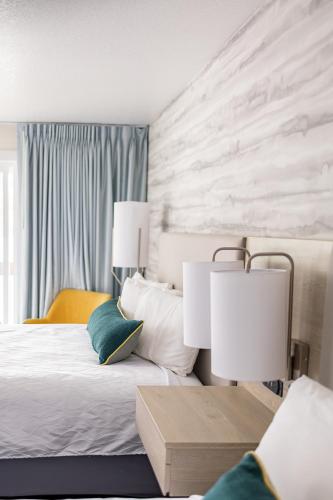 a hotel room with a bed and two lamps at Jot's Resort in Gold Beach