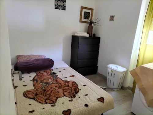 - une chambre avec un tapis en peluche sur un lit dans l'établissement Lisboa, Madre Deus, à Lisbonne