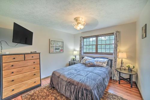 En eller flere senger på et rom på Indiana Countryside Retreat on 37-Acre Land!