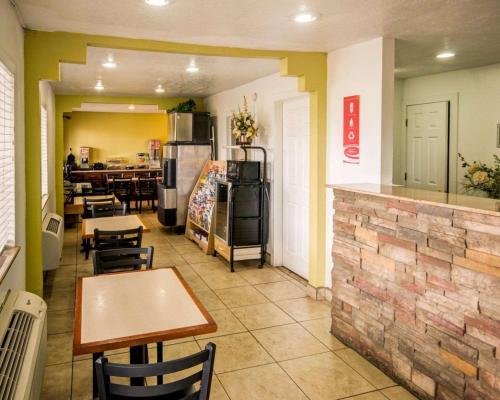 een restaurant met tafels en stoelen en een bar bij Econo Lodge East in Albuquerque