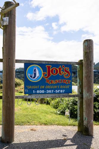 a sign for the los desperadoes resort on the oceanlords route at Jot's Resort in Gold Beach
