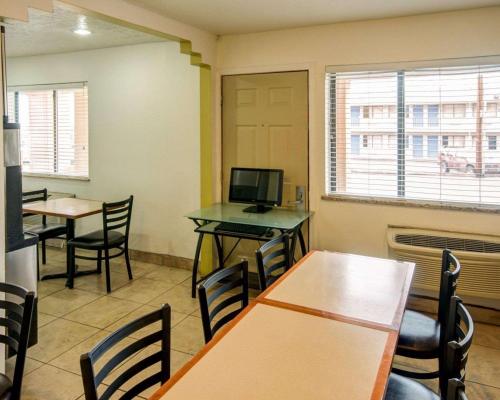 Televisyen dan/atau pusat hiburan di Econo Lodge Albuquerque East
