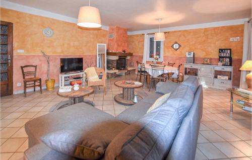 un salon avec un canapé et une salle à manger dans l'établissement Stunning Home In Mazan, à Mazan