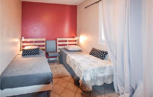 ein kleines Zimmer mit 2 Betten und einem Fenster in der Unterkunft 4 Bedroom Amazing Home In Mazan in Mazan
