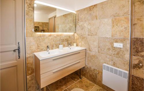 ein Bad mit einem Waschbecken und einem Spiegel in der Unterkunft 4 Bedroom Amazing Home In Mazan in Mazan