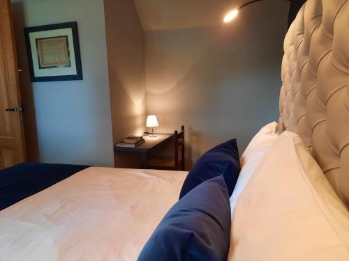 a bedroom with a bed and a desk with a lamp at B&B Scheldekant in Oudenaarde