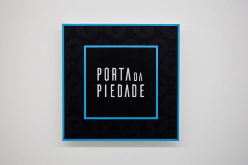 une image encadrée avec la promesse de mots porta pada dans l'établissement Atrium Areias, à Viana do Castelo