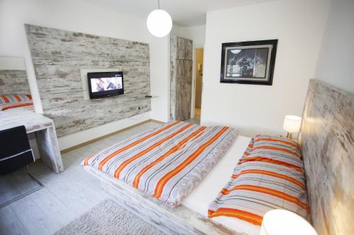 ein Schlafzimmer mit einem Bett und einem TV an der Wand in der Unterkunft Apartment Red in Belgrad