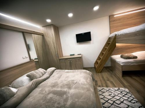 Postel nebo postele na pokoji v ubytování U Králíka, přízemní bezbarierové apartmány A,B,C,D - 50 metrů od vleku - přejdete v lyžácích, pod bobovou dráhou, parkování zdarma, lyžárna s vysoušeči bot,