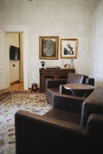 a living room with two couches and a fireplace at Estancia La Paz Hotel in Ascochinga