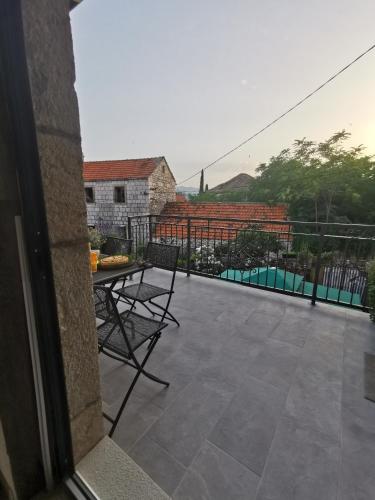 a patio with a table and chairs on a balcony at Apartmani Tripalo in Imotski