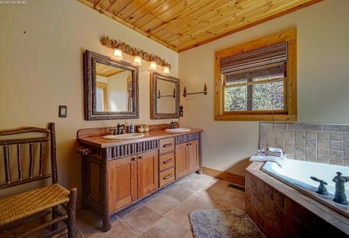 Ванна кімната в Cozy Creekfront Family Cabin-Pet Friendly -GameRm-Hot Tub