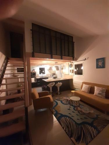 un salon avec un canapé et une table dans l'établissement appartement indépendant à 10min des plages au calme proche O'gliss et O'funparken campagne, à La Jonchère