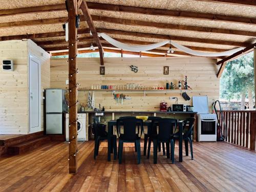 cocina con mesa y sillas en una habitación en karavana.ta en Chernomorets