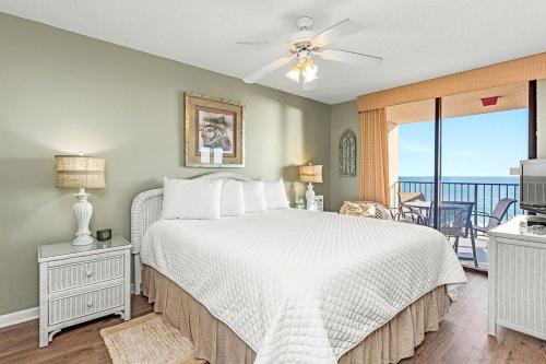 une chambre avec un lit et un balcon dans l'établissement Phoenix 5 Unit 506, à Orange Beach