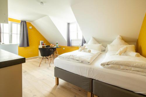 Säng eller sängar i ett rum på Gästehaus am Schlossplatz Z. 3