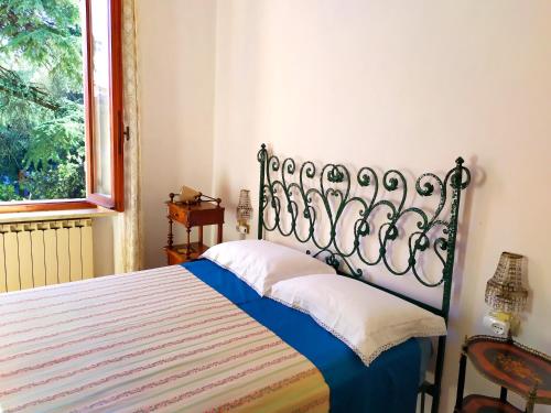 a bedroom with a bed and a window at Il Bijoux in Perugia