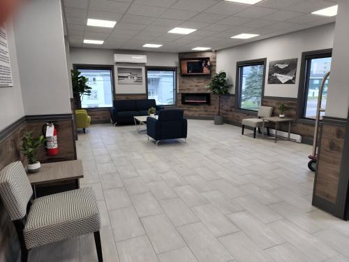 a lobby with a waiting room with chairs and tables at Razoolies Inn in Stephenville