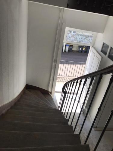 eine Treppe in einem Gebäude mit Treppenaufgang in der Unterkunft Superbe T2 en bords de Saône in Gray