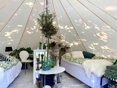 a room with two beds in a tent at Sörby Glamping in Klockrike