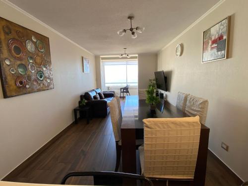 a dining room and living room with a dining table at Dpto 1er nivel en La Serena in Coquimbo