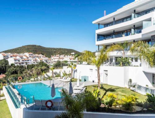 Výhľad na bazén v ubytovaní Luxury Penthouse Gerardo - The View Fuengirola alebo v jeho blízkosti