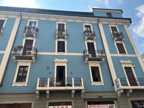 - un grand bâtiment bleu avec balcon et fenêtres dans l'établissement PRESTIGE BOUTIQUE HOMES - Arco della Pace 2, à Milan