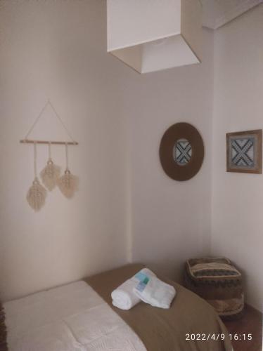 クエンカにあるVUT San Felipeのベッドルーム1室(ベッド1台、壁掛け時計付)