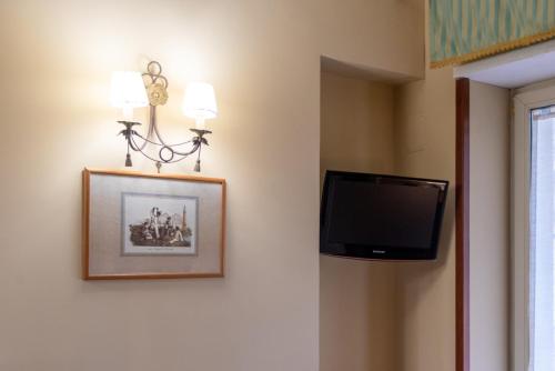Μια τηλεόραση ή/και κέντρο ψυχαγωγίας στο Hotel Suite Ares