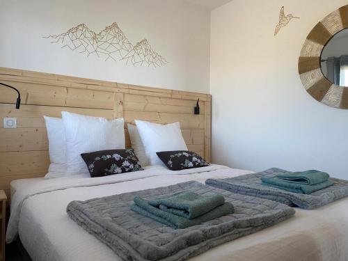 um quarto com uma cama com duas toalhas em The Eagle's View - house with mountain view em Jarjayes