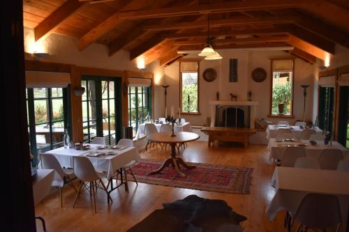 The River Lodge في أوهاكيون: غرفة طعام مع طاولات وكراسي ومدفأة