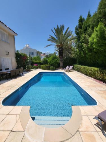 - une piscine au milieu d'une cour dans l'établissement Coral Bay Beachfront Paradise Villa Private Pool, à Coral Bay