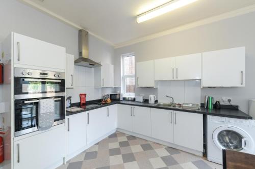 A kitchen or kitchenette at The Linden Grove Apartments
