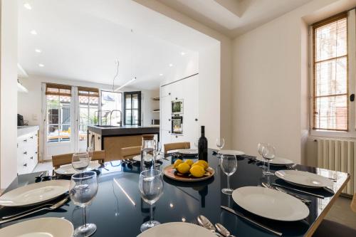 une salle à manger avec une table et des verres à vin dans l'établissement PAMPA  KEYWEEK Maison de ville terrasse Biarritz Beaurivage, à Biarritz