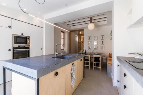 une cuisine avec un évier et un plan de travail dans l'établissement PAMPA  KEYWEEK Maison de ville terrasse Biarritz Beaurivage, à Biarritz