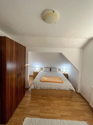 Postel nebo postele na pokoji v ubytování Apartmani Djokić sa bazenom