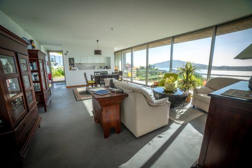 uma sala de estar com um sofá e uma mesa em aMaRe Country House em Caminha