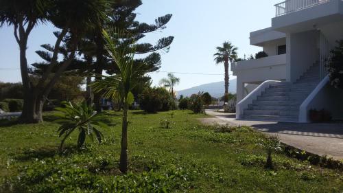 Κήπος έξω από το Eftihia Apartments 