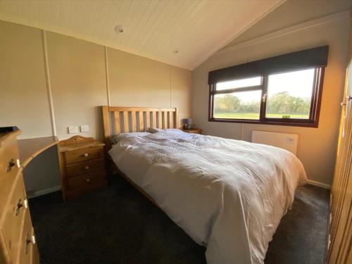 Gallery image of Lakeside cabin set in the Kentish countryside in Bethersden