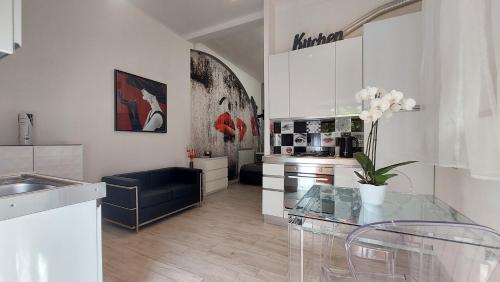 cocina con mesa de cristal en una habitación en Chez Nous en Capoliveri