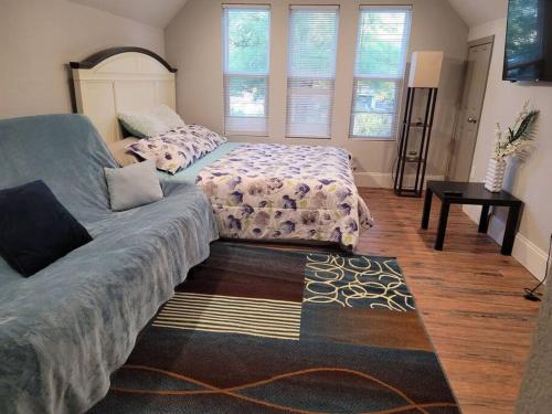 沃尔顿堡滩Dream house with capacity of 23 people的客厅里有一张沙发和一张桌子。