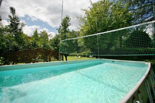 piscina con rete da pallavolo di Villa Camilla - WIDE - EXCLUSIVE POOL a Lucca