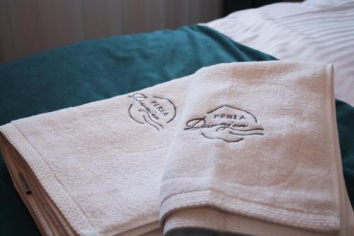 a towel sitting on top of a bed at Perła Dunajca Zakliczyn in Zakliczyn