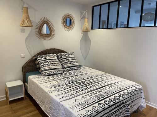 une chambre avec un lit avec une couette blanche dans l'établissement Bel appartement Cannes (plage, palais, shopping, tout à pied), à Cannes