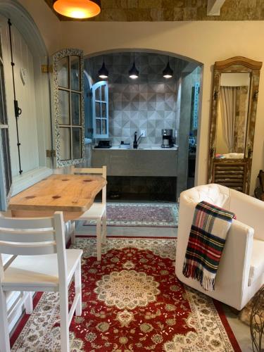 a dining room with a wooden table and a bathroom at Hospedagem Casadalee chalé com piscina privativa aquecida e Apartamento sem piscina in Monte Verde